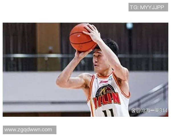 重庆篮球队配合问题引发热议球迷与专家各抒己见探讨战术调整必要性