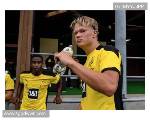 足球明星佩戴运动发带展现个性与风格引领时尚潮流 足球明星佩戴运动发带展现个性与风格引领时尚潮流